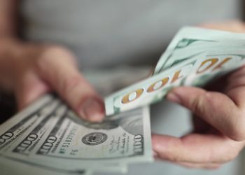 현금 이미지 사진. [출처 셔터스톡]
