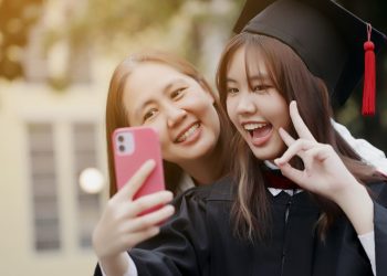 고등교육정책연구소(IHEP) 보고서에 따르면, 4년제 아시안 대학생의 36%가 부모로부터 연간 1만 달러 이상의 재정 지원을 받은 것으로 조사됐다. [출처 셔터스톡]