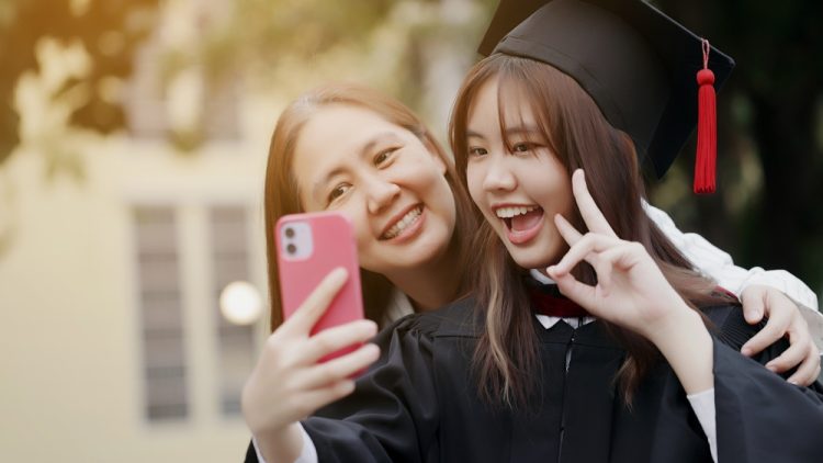 고등교육정책연구소(IHEP) 보고서에 따르면, 4년제 아시안 대학생의 36%가 부모로부터 연간 1만 달러 이상의 재정 지원을 받은 것으로 조사됐다. [출처 셔터스톡]