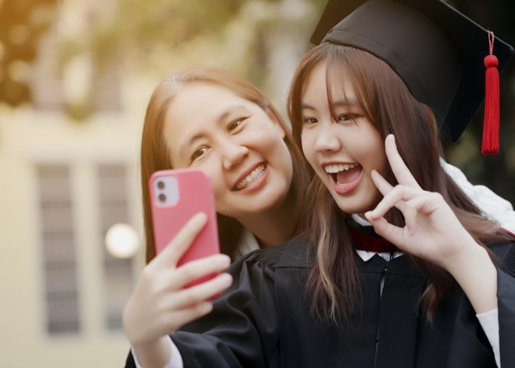 고등교육정책연구소(IHEP) 보고서에 따르면, 4년제 아시안 대학생의 36%가 부모로부터 연간 1만 달러 이상의 재정 지원을 받은 것으로 조사됐다. [출처 셔터스톡]