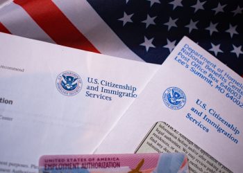 USCIS 서류 이미지 사진. [출처 Charles-McClintock Wilson / Shutterstock.com]