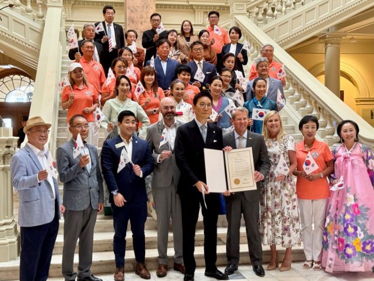 켐프 주지사와 박은석 회장이 선언문을 들고 주 의원들, 한인들과 함께 한자리에 섰다. 윤지아 기자.