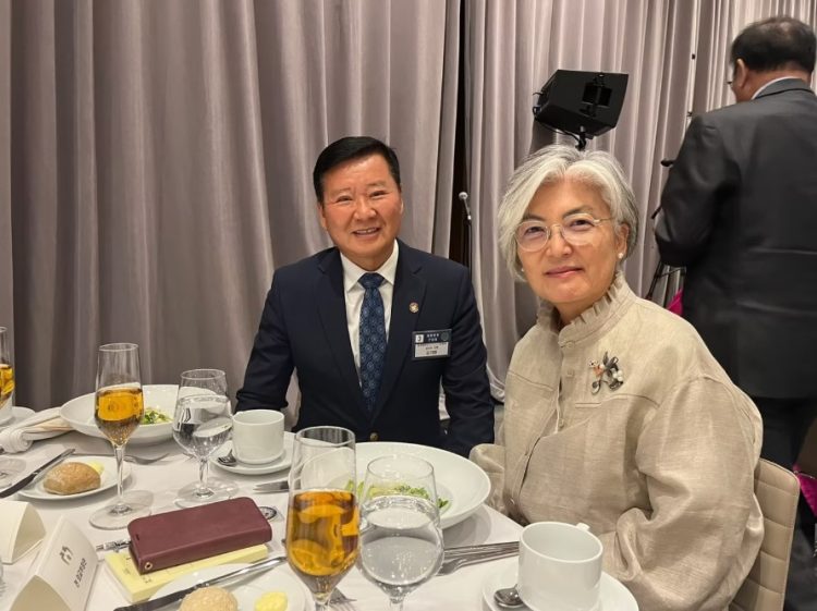 김 회장과 강경화 주미대사 내정자가 함께 포즈를 취했다.