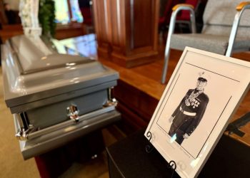 보드 회장의 관 옆에 고인의 사진과 화환이 놓였다. 윤지아 기자.