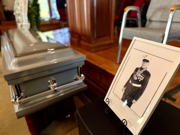 보드 회장의 관 옆에 고인의 사진과 화환이 놓였다. 윤지아 기자.