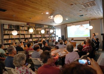 노인아파트 세미나에 참석한 한인들이 크리스틴 리 대표의 설명에 집중하고 있다.