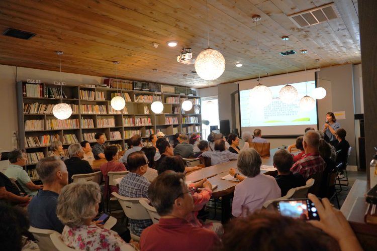 노인아파트 세미나에 참석한 한인들이 크리스틴 리 대표의 설명에 집중하고 있다.