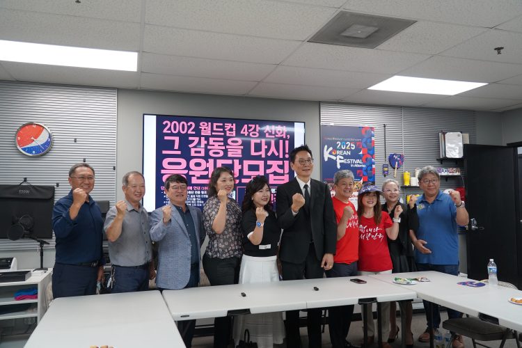 한인단체 관계자들이 기자회견에서 파이팅을 외치고 있다. 왼쪽부터 박호일 대한민국재향군인회 미남부지회 부회장, 한오동 애틀랜타조지아한인상공회의소 회장, 허민희 내슈빌한인회장, 백현미 테네시한인회연합회장, 박은석 애틀랜타한인회장, 권오석 조지아대한체육회장.