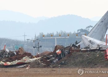 제주항공 여객기 충돌로 파손된 무안공항 방위각 시설.