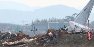 제주항공 여객기 충돌로 파손된 무안공항 방위각 시설.