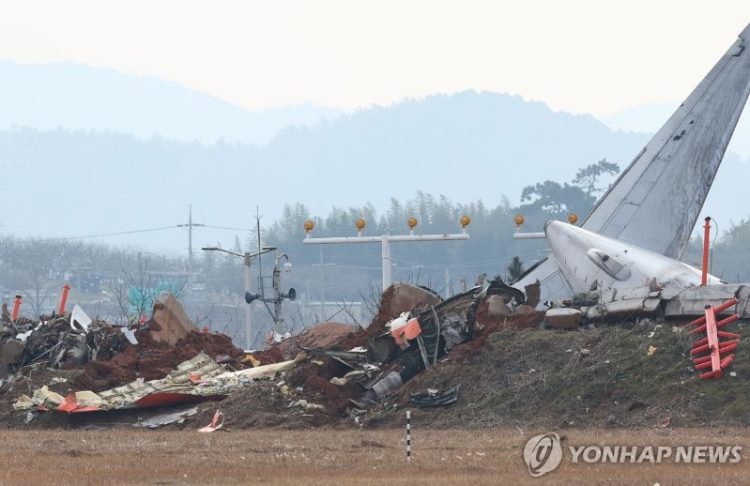 제주항공 여객기 충돌로 파손된 무안공항 방위각 시설.