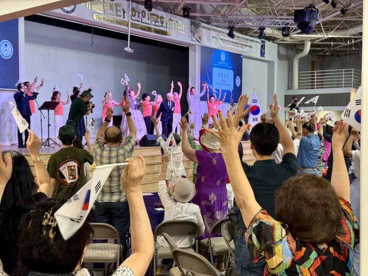 채경석 노인회장의 선창에 따라 참석자들이 만세삼창을 외쳤다. 윤지아 기자.