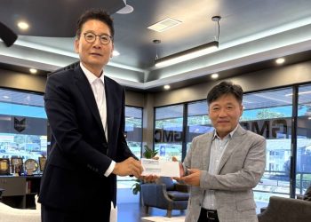 윤종섭 대표(오른쪽)가 박은석 회장에게 후원 체크를 전달하고 있다.