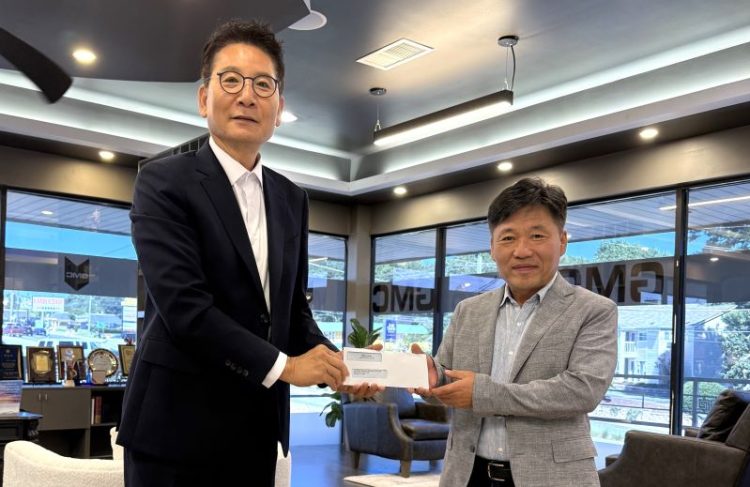 윤종섭 대표(오른쪽)가 박은석 회장에게 후원 체크를 전달하고 있다.