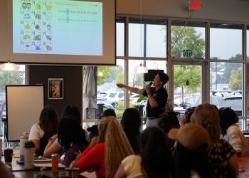 한식당 '복'에서 이건우 씨가 대형 스크린을 이용해 한국어 자모를 가르치고 있다. 장채원 기자