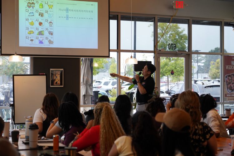 한식당 '복'에서 이건우 씨가 대형 스크린을 이용해 한국어 자모를 가르치고 있다. 장채원 기자