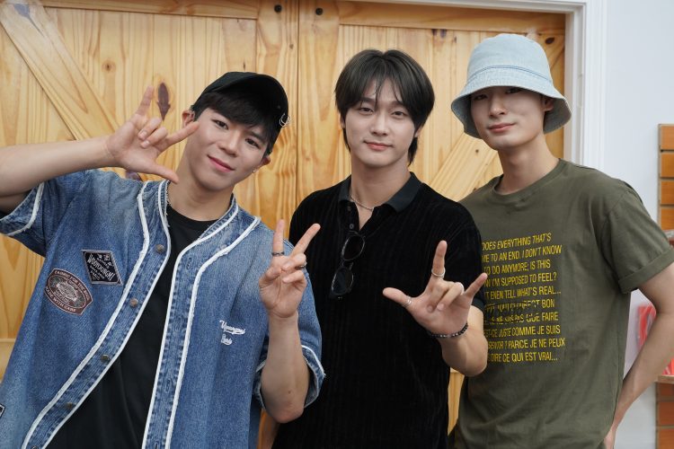 (왼쪽부터) 빅오션의 멤버 이찬연, 박현진, 김지석. 엄지, 검지, 새끼손가락을 올려 ‘사랑해요’의 뜻을 담은 미국 수어를 표현하고 있다. 장채원 기자