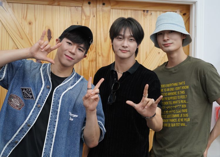 (왼쪽부터) 빅오션의 멤버 이찬연, 박현진, 김지석. 엄지, 검지, 새끼손가락을 올려 ‘사랑해요’의 뜻을 담은 미국 수어를 표현하고 있다. 장채원 기자