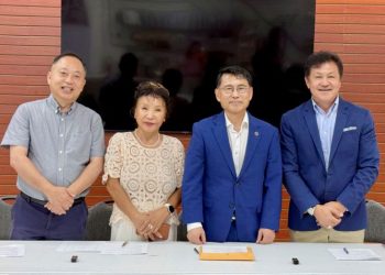 14일 한인상의 기자회견장에서 (왼쪽부터) 썬 박, 엄수나 위원, 박철효 위원장, 토마스 채 이사가 한자리에 섰다. 윤지아 기자.