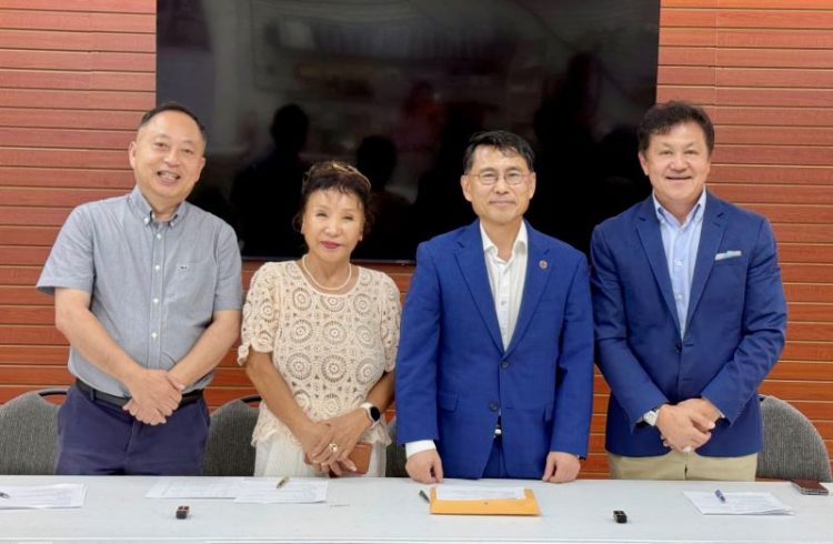 14일 한인상의 기자회견장에서 (왼쪽부터) 썬 박, 엄수나 위원, 박철효 위원장, 토마스 채 이사가 한자리에 섰다. 윤지아 기자.