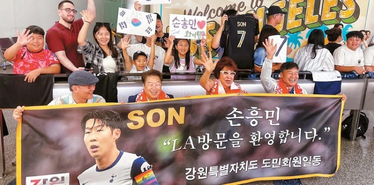 손흥민 선수가 입국한 5일 LA 국제공항에는 100여 명의 축구 팬들이 몰렸다. 한인 팬들이 손 선수의 배너를 들고 입국장 앞에서 기다리고 있다. 팬들은 이날 손 선수가 다른 출구로 나가 입국 장면을 보지 못했다. 김상진 기자