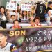 손흥민 선수가 입국한 5일 LA 국제공항에는 100여 명의 축구 팬들이 몰렸다. 한인 팬들이 손 선수의 배너를 들고 입국장 앞에서 기다리고 있다. 팬들은 이날 손 선수가 다른 출구로 나가 입국 장면을 보지 못했다. 김상진 기자