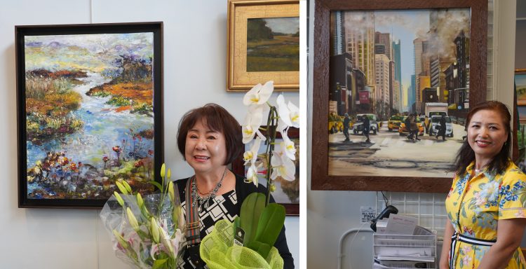 전시 작품 앞에 선 김인희·헬레나 강씨. 장채원 기자