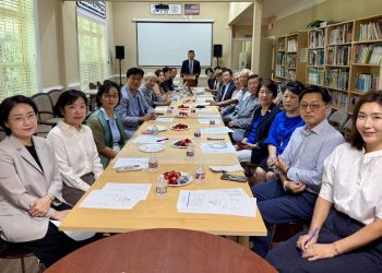 17일 오후 3시 한국학교 이사들이 이사회를 위해 사무실에 모였다. 윤지아 기자.