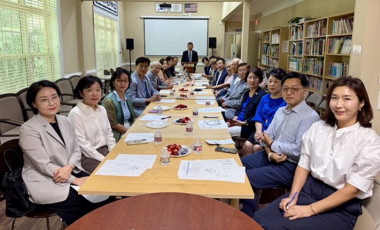 17일 오후 3시 한국학교 이사들이 이사회를 위해 사무실에 모였다. 윤지아 기자.
