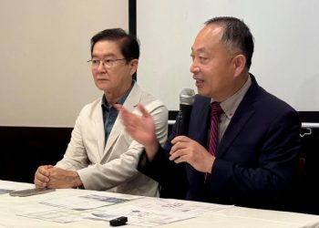 썬 박 옥타 애틀랜타 지회장(오른쪽)이 박형권 동남부회장과 함께 스타트업대회를 설명하고 있다. 윤지아 기자.