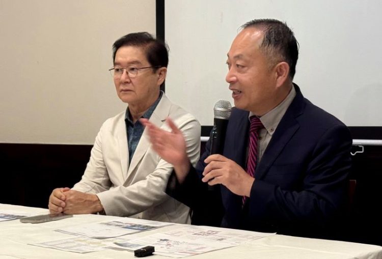 썬 박 옥타 애틀랜타 지회장(오른쪽)이 박형권 동남부회장과 함께 스타트업대회를 설명하고 있다. 윤지아 기자.