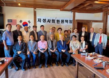 27일 원로회 모임 참석자들이 한자리에 모여 기념사진을 찍었다. 윤지아 기자.