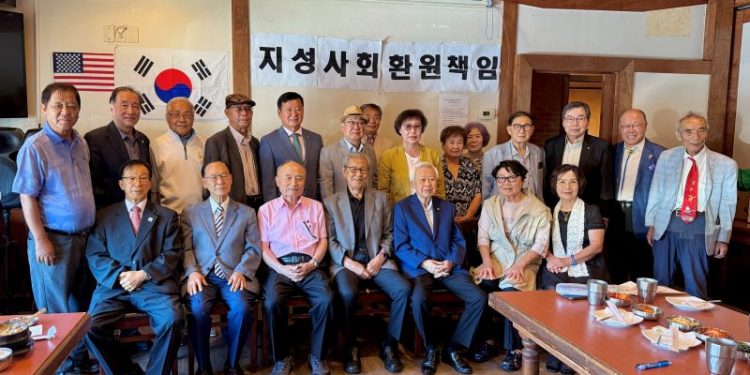 27일 원로회 모임 참석자들이 한자리에 모여 기념사진을 찍었다. 윤지아 기자.