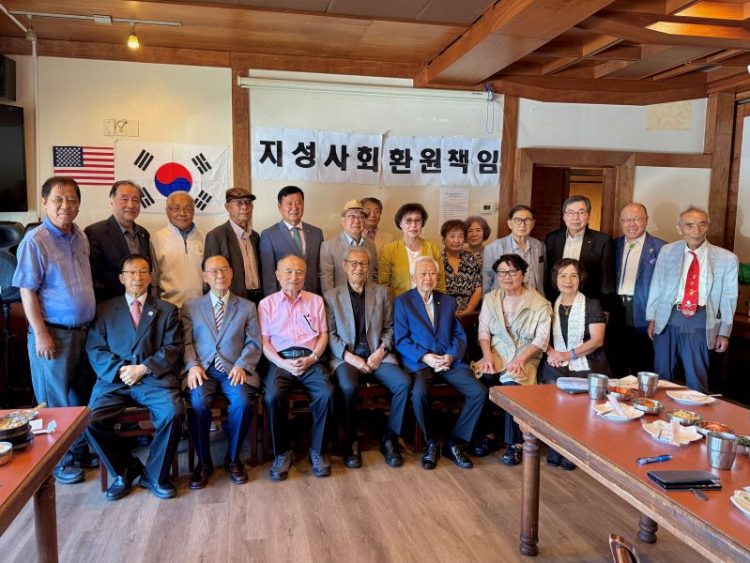 27일 원로회 모임 참석자들이 한자리에 모여 기념사진을 찍었다. 윤지아 기자.