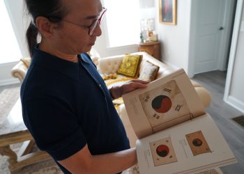 태극기 소장 유물 도록을 보여주는 이병근씨. 장채원 기자