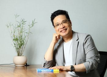 상담심리 전문가인 이헌주 교수는 2019년부터 AI를 활용한 심리상담를 연구하고 있다. 최근엔 『AI를 압도하는 내면 경쟁력』을 펴냈다. 김종호 기자