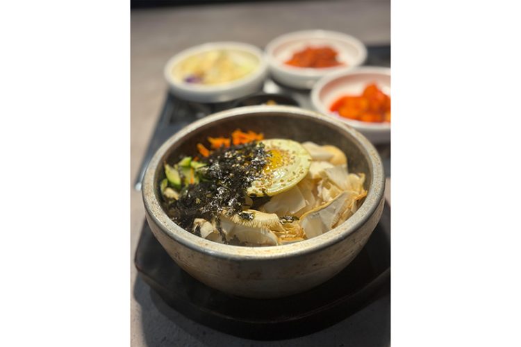 이바돔의 자연산 송이 돌솥 비빔밥