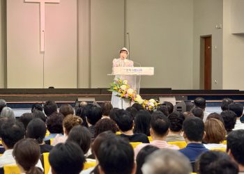 조혜련 집사가 프라미스교회에서 애틀랜타 한인들에게 간증하고 있다. 윤지아 기자.