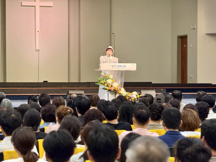 조혜련 집사가 프라미스교회에서 애틀랜타 한인들에게 간증하고 있다. 윤지아 기자.