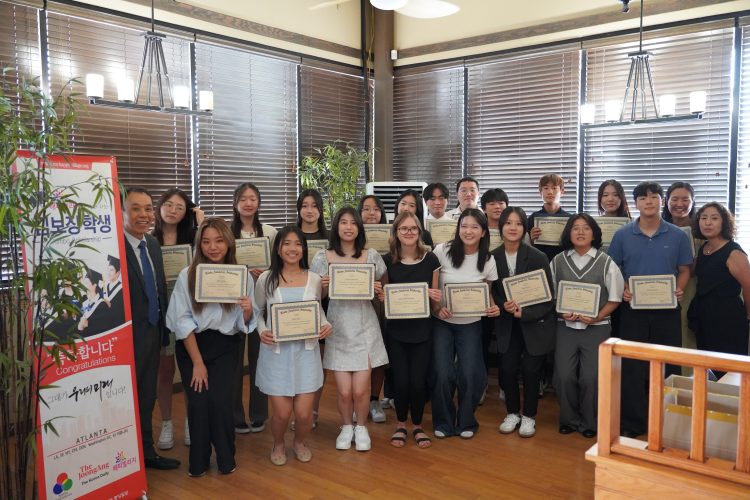 올해 킴보장학금 수상 학생들이 본사 이종호(왼쪽) 대표와 한자리에 섰다.