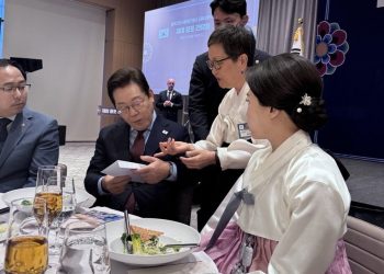 이재명 대통령이 지난 24일워싱턴 DC에서 동포 간담회를 진행하던 도중에 미주한인봉사교육단체협의회(미교협) 나눔터 최인혜 사무총장이 이 대통령에게 편지를 전달하고 있다. [미교협 제공]