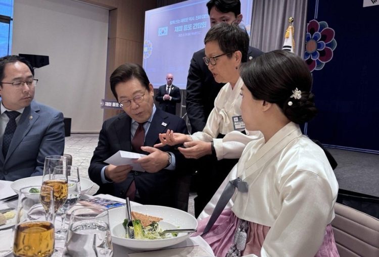 이재명 대통령이 지난 24일워싱턴 DC에서 동포 간담회를 진행하던 도중에 미주한인봉사교육단체협의회(미교협) 나눔터 최인혜 사무총장이 이 대통령에게 편지를 전달하고 있다. [미교협 제공]