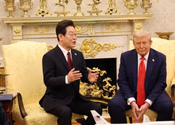 이재명 대통령이 25일 미국 워싱턴DC 백악관 오벌 오피스에서 도널드 트럼프 미국 대통령과 한미정상회담을 하고 있다. 대통령실사진기자단