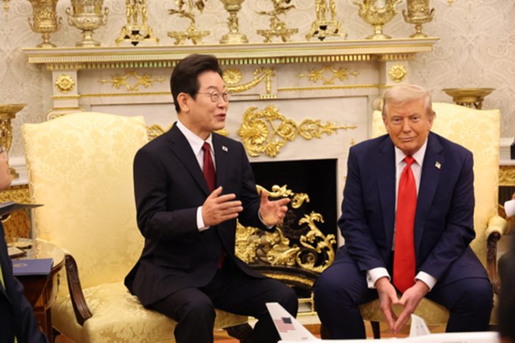 이재명 대통령이 25일 미국 워싱턴DC 백악관 오벌 오피스에서 도널드 트럼프 미국 대통령과 한미정상회담을 하고 있다. 대통령실사진기자단