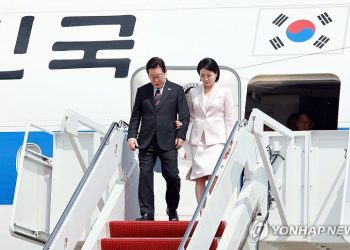 이재명 대통령과 김혜경 여사가 24일 워싱턴DC 인근 앤드루스 합동기지에 도착해 공군 1호기에서 내리고 있다.  [연합뉴스]