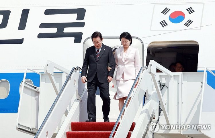이재명 대통령과 김혜경 여사가 24일 워싱턴DC 인근 앤드루스 합동기지에 도착해 공군 1호기에서 내리고 있다.  [연합뉴스]