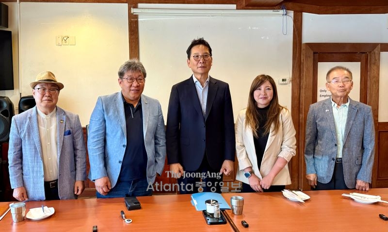 (왼쪽부터) 최병일 자문위원장, 강신범 이사장, 박은석 회장, 구민정 변호사, 김백규 원로회장. 윤지아 기자.