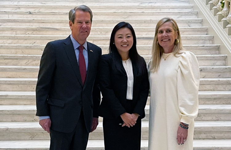 홍수정 조지아주 하원의원(가운데)이 브라이언 켐프 주지사, 마틴 켐프 주지사 부인과 함께 서 있다.