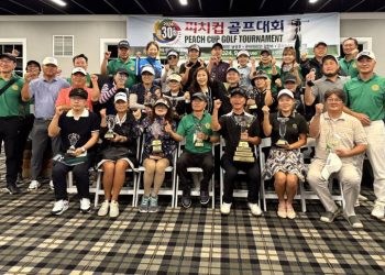 지난해 9월 29일 샤토 엘란 골프장에서 열린 30주년 기념 피치컵 입상자들과 골프협회 임원들이 기념사진을 찍었다. 윤지아 기자.