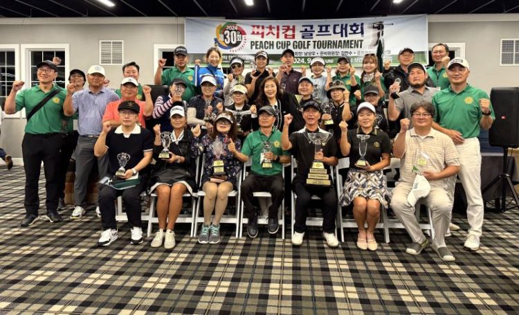 지난해 9월 29일 샤토 엘란 골프장에서 열린 30주년 기념 피치컵 입상자들과 골프협회 임원들이 기념사진을 찍었다. 윤지아 기자.